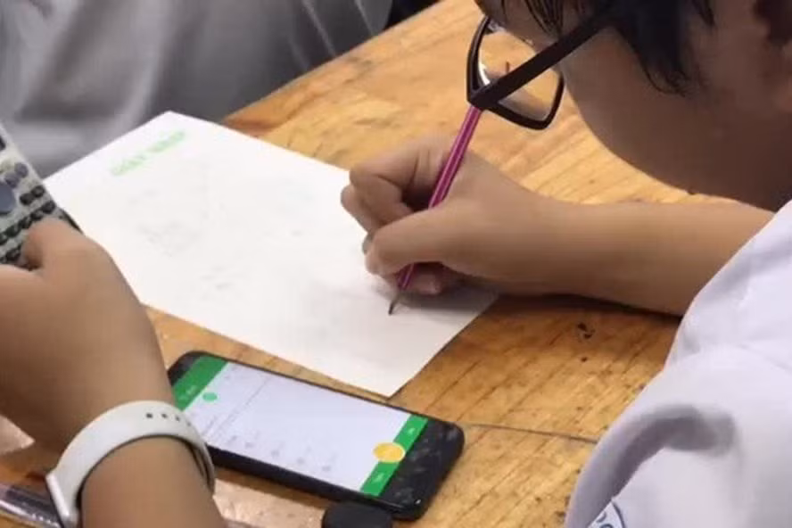 Học sinh được sử dụng điện thoại trong lớp để phục vụ học tập, nhưng phải theo sự hướng dẫn của giáo viên. Ảnh minh họa: Thế Đại