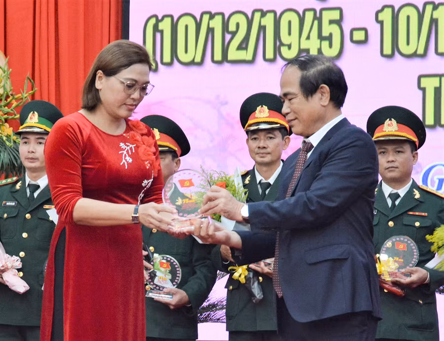 Phó Bí thư Tỉnh ủy, Chủ tịch UBND tỉnh Võ Ngọc Thành (thứ 2 từ phải sang) tặng biểu trưng cho Chi bộ 3 (Đảng bộ Báo Gia Lai) là 1 trong 75 chi bộ, bí thư chi bộ tiêu biểu giai đoạn 2015-2020. Ảnh: Phương Linh