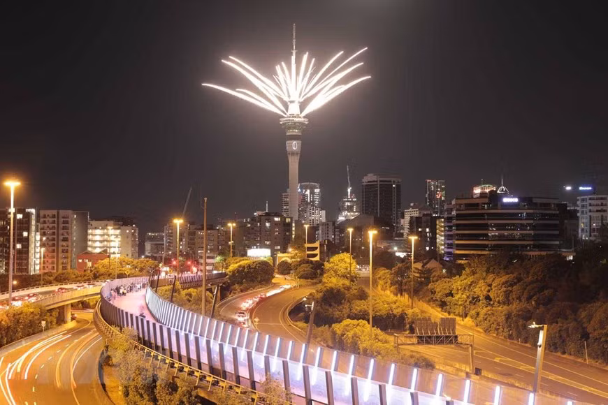 Vào lúc 18 giờ (giờ Việt Nam), New Zealand đã chính thức bước sang năm mới 2021 với màn bắn pháo hoa và trình diễn ánh sáng kéo dài 5 phút diễn ra tại Cầu cảng Auckland và Tháp Sky. (Ảnh: Nzherald/TTXVN)