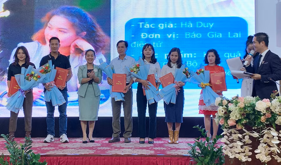 Ban tổ chức trao giải nhì cho các tác giả đạt giải. Ảnh: Phương Vi