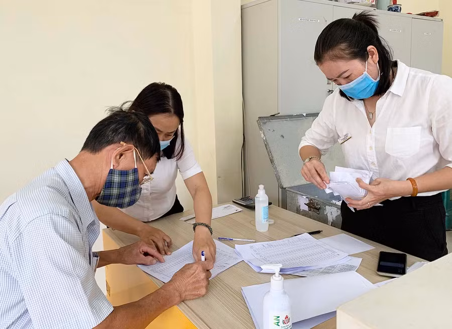  Việc chi trả lương hưu, trợ cấp BHXH tháng 1 và tháng 2 năm 2021 cùng kỳ với kỳ chi trả lương hưu, trợ cấp BHXH của tháng 1-2021. Ảnh: Như Nguyện
