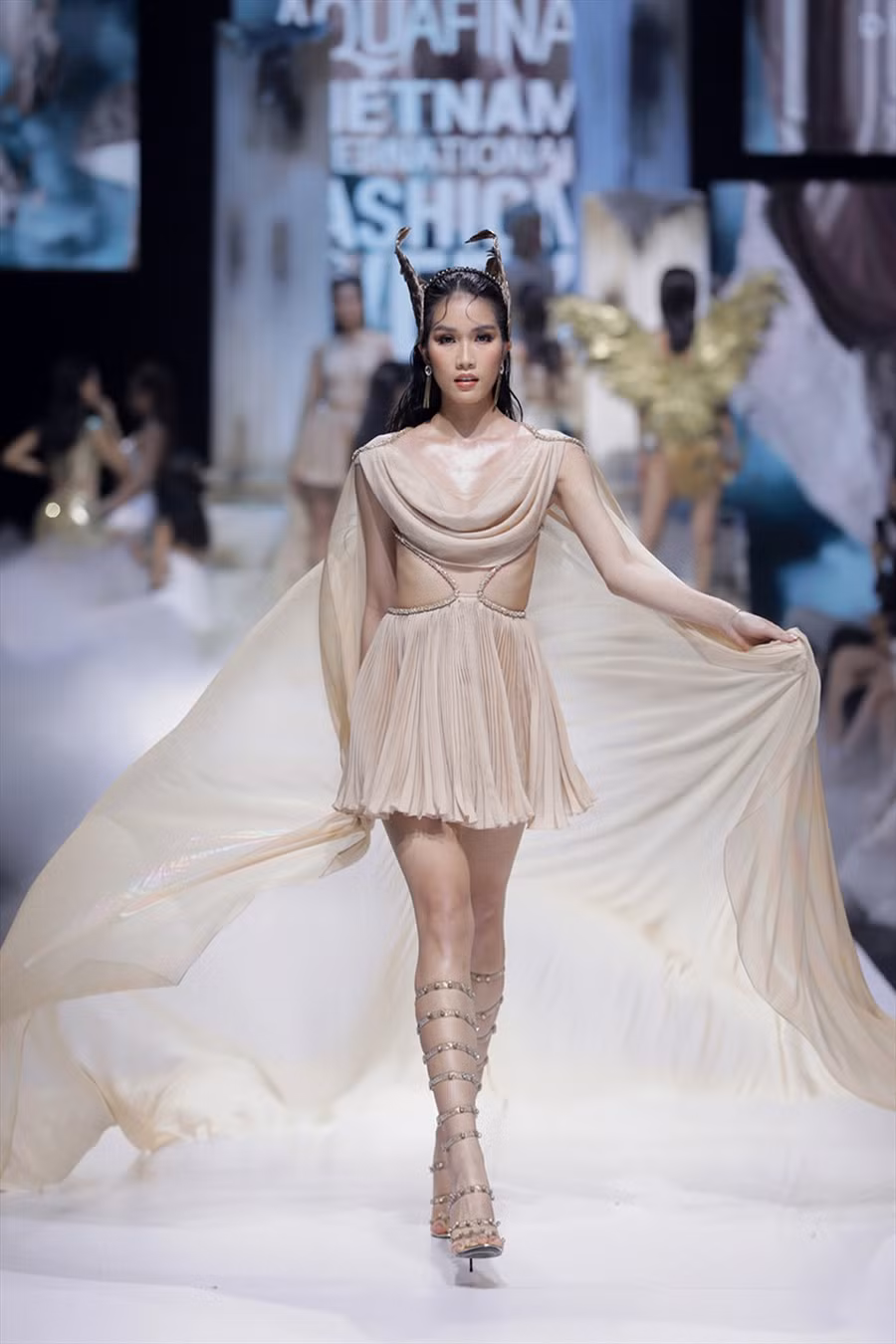 Trong khi đó, với phụ kiện tóc giống như những chiếc cánh của thần Hermes, Á hậu Phương Anh sải bước trên sàn catwalk trong tà váy dài thướt tha.
