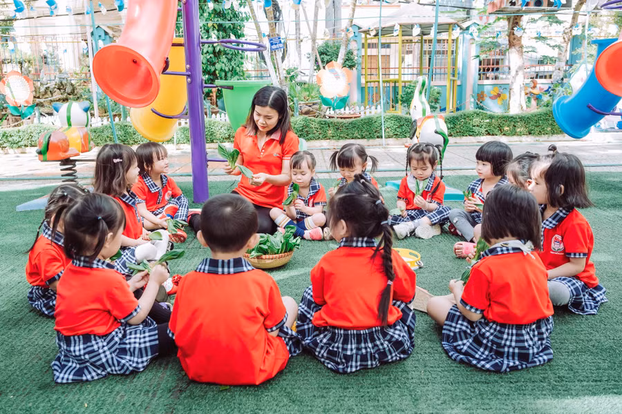 Cô Nguyễn Thị Lê Na-giáo viên Trường Mầm non Hoa Hồng (TP. Pleiku) trong 1 tiết dạy cho trẻ về rau củ. Ảnh: Nguyễn Giang