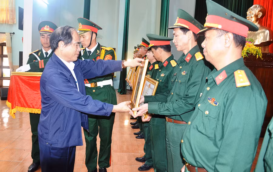  Chủ tịch UBND tỉnh Võ Ngọc Thành tặng bằng khen cho các cá nhân có thành tích xuất sắc trong phong trào thi đua quyết thắng năm 2020. Ảnh: V.H