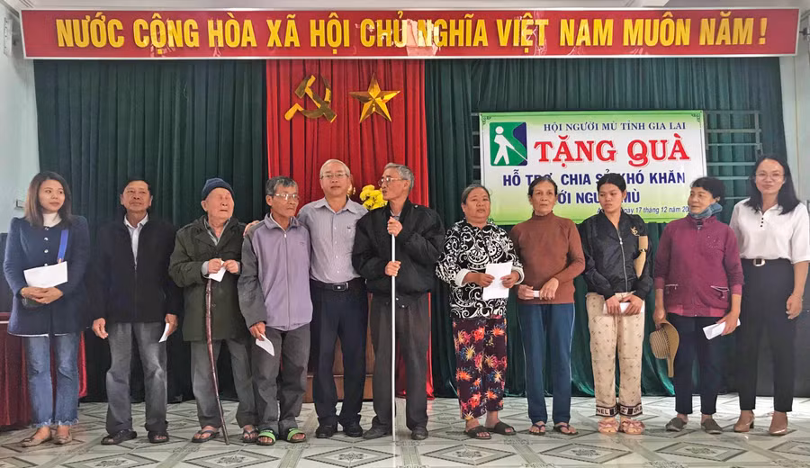 Đoàn trao tặng quà cho người mù có hoàn cảnh khó khăn trên địa bàn thị xã An Khê. Ảnh: Hà Phương
