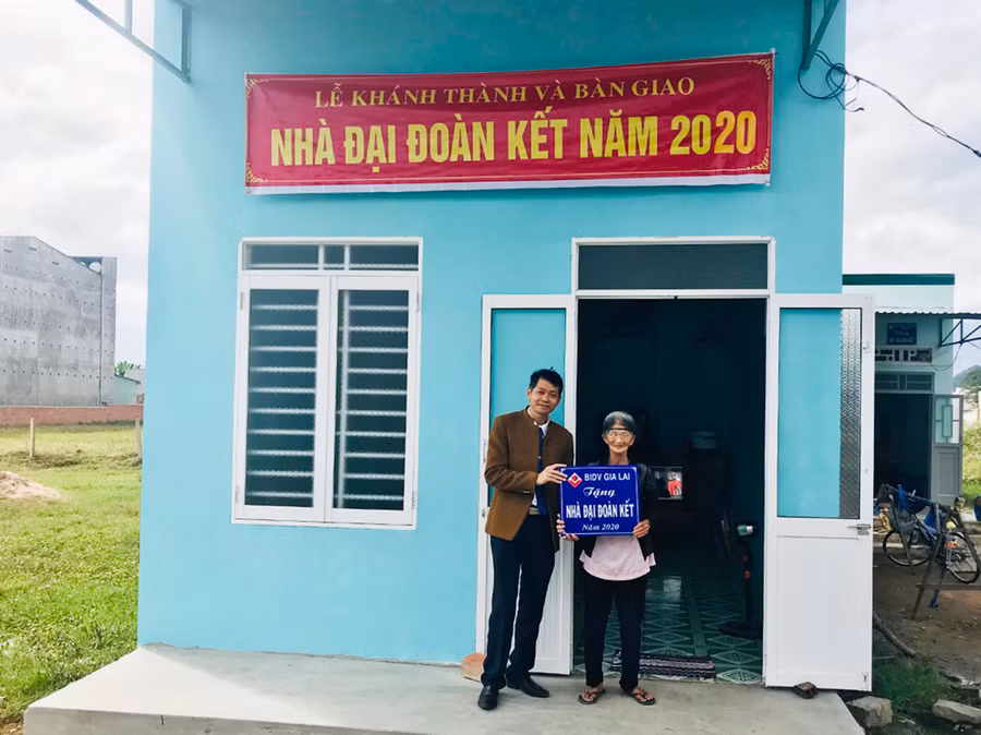 Lễ trao nhà “Đại đoàn kết” cho gia đình bà Mai Thị Trợ, hộ nghèo tại tổ 2 (phường Hòa Bình, thị xã Ayun Pa). Ảnh: Nguyễn Sang