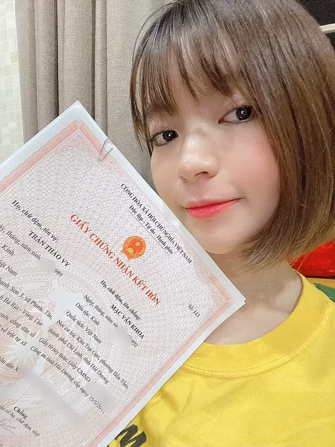 Thảo Vy được người hâm mộ của Mạc Văn Khoa dành nhiều lời khen về nhan sắc xinh đẹp và trẻ trung ẢNH: FBNV