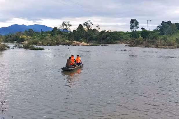 Lực lượng chức năng tìm kiếm em Hoàn.