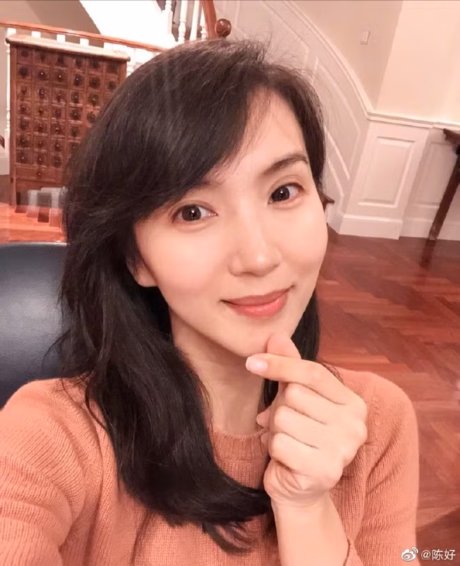 Dân mạng còn chú ý đến phần nội thất nhà trang nhã phía sau nữ diễn viên ẢNH: WEIBO NV