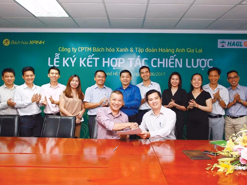 Có thể hiểu đây là cái bắt tay giữa 2 nhà khởi nghiệp tại lễ ký hợp tác phát triển chuỗi phân phối nông sản.