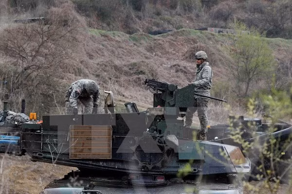 Binh sỹ Mỹ và Hàn Quốc trong cuộc tập trận tại Paju, Gyeonggi-do, Hàn Quốc. Binh sỹ Mỹ và Hàn Quốc trong cuộc tập trận tại Paju, Gyeonggi-do, Hàn Quốc.