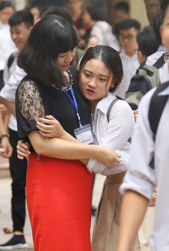 Trìu mến trong vòng tay của cô giáo.