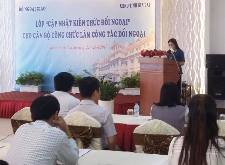  Bà Huỳnh Nữ Thu Hà-Ủy viên Ban Thường vụ Tỉnh ủy, Phó Chủ tịch UBND tỉnh phát biểu khai giảng. Ảnh: Lê Anh