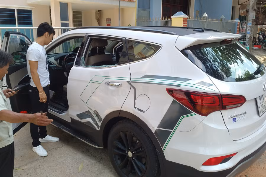 Xe ô tô đậu trên vỉa hè được đối tượng nhòm ngó và ra tay: Ảnh N.G