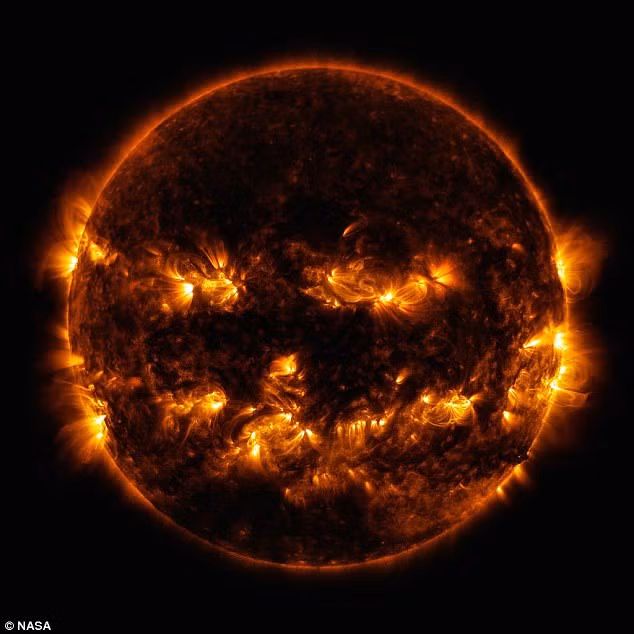 Hình ảnh Mặt trời giống như khuôn mặt khổng lồ. Ảnh: NASA.