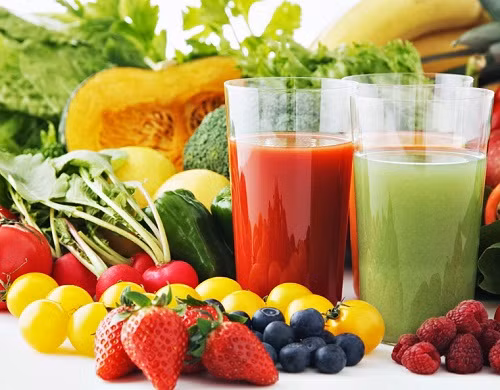 Để hạn chế mụn trứng cá, nên sử dụng nhiều rau xanh và trái cây để tăng cường vitamin, khoáng chất cho làn da