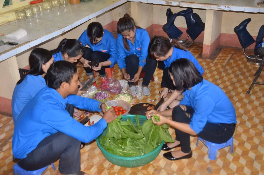 Nhóm tình nguyện tại huyện Đức Cơ chuẩn bị cơm cho thí sinh và phụ huynh có nhu cầu. Ảnh: Vĩnh Hoàng
