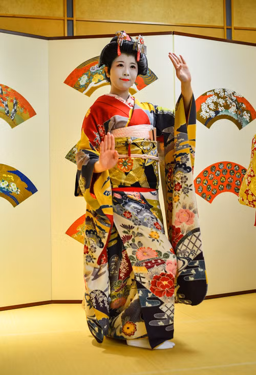 Maiko biểu diễn ca múa