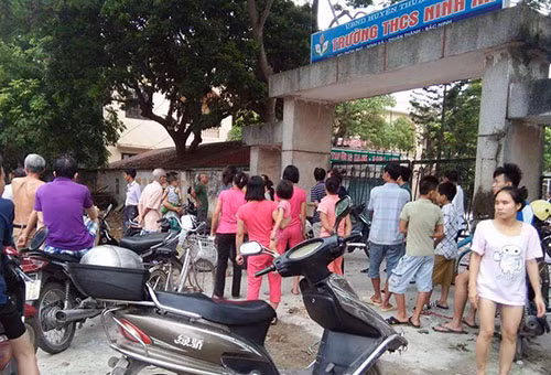 Nhiều người dân tập trung trước cổng trường THCS Ninh Xá, nơi nạn nhân được cho là bị sát hại. Ảnh: Beat Nhiều người dân tập trung trước cổng trường THCS Ninh Xá, nơi nạn nhân được cho là bị sát hại. Ảnh: Beat