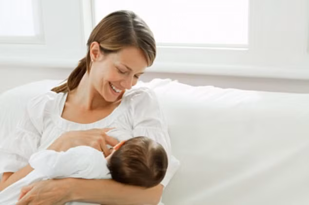  Cho con bú bằng sửa mẹ có thể giảm nguy cơ bị ung thu nội mạc tử cung. Ảnh minh họa.