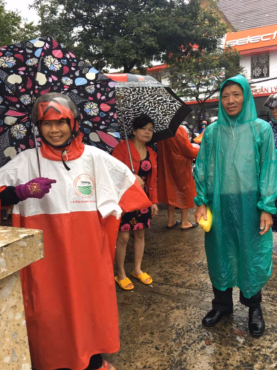 Áo mưa sẵn sàng trên tay đợi con hoàn thành bài thi. Ảnh: Hoàng Ngọc Áo mưa sẵn sàng trên tay đợi con hoàn thành bài thi. Ảnh: Hoàng Ngọc