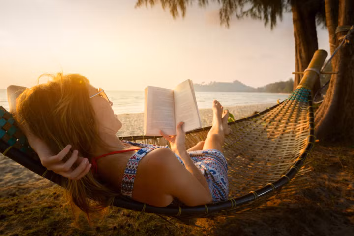 Đọc sách: Khi đi du lịch bạn nên mang theo một vài cuốn sách yêu thích vì có thể nó sẽ trở thành vị cứu tinh nếu một ngày bạn bị mắc kẹt trên đảo.