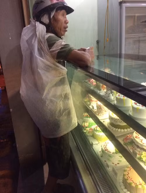 Ông bố với dáng vẻ khắc khổ quyết tâm mua bánh sinh nhật cho con.
