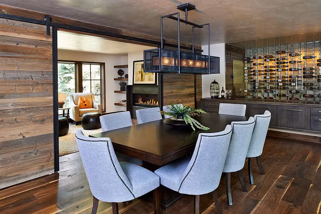 Cánh cửa trượt mang gỗ tái chế vào cho phòng ăn rustic.