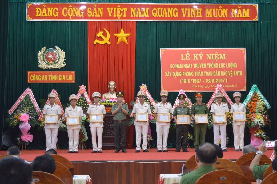 Trao thưởng cho các cá nhân, tập thể. Ảnh: Anh Huy