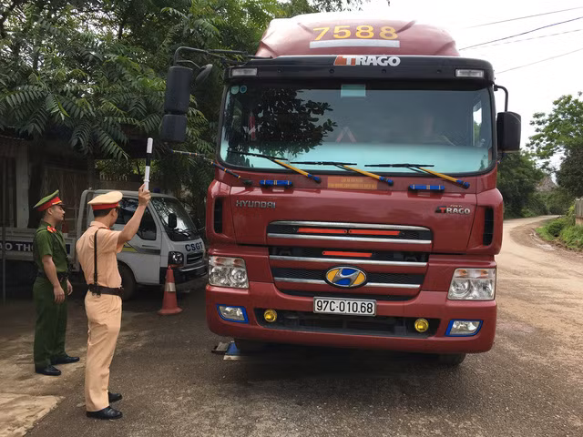 CSGT sử dụng cân xách tay để tuần tra kiểm soát và xử lý xe chở quá tải trọng.