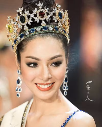 Hoa hậu Hoà bình Thái Lan 2016 - Supaporn Malisorn, 22 tuổi là một trong những hoa hậu Thái Lan được khen ngợi nhiều nhất. Cô sở hữu gương mặt sắc sảo, chiều cao 1,75 m cùng thân hình đầy đặn, quyến rũ. Hiện tại, Supaporn là sinh viên và là người mẫu quảng cáo có tiếng tại Thái Lan. Hoa hậu Hoà bình Thái Lan 2016 - Supaporn Malisorn, 22 tuổi là một trong những hoa hậu Thái Lan được khen ngợi nhiều nhất. Cô sở hữu gương mặt sắc sảo, chiều cao 1,75 m cùng thân hình đầy đặn, quyến rũ. Hiện tại, Supaporn là sinh viên và là người mẫu quảng cáo có tiếng tại Thái Lan.