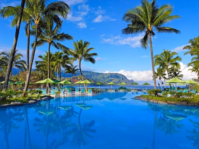 Vẻ đẹp của vùng núi trập trùng, những thác nước, hẻm núi hay các vịnh biển ở Kauai, Hawaii, Mỹ, có thể nhìn thấy từ trên máy bay. Tuy nhiên, khi đặt chân tới đây, nơi nhiều khách yêu thích nhất là bể bơi vô cực rộng hơn 460 m2. Đây cũng là biểu tượng của khu nghỉ dưỡng St. Regis Princeville.