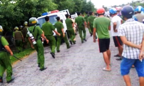Cảnh sát truy tìm học viên trốn trại. Ảnh: B.Đ.