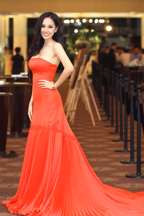 Trong khi đó đây là những hình ảnh bình thường mà hoa hậu này mang đến mỗi sự kiện.