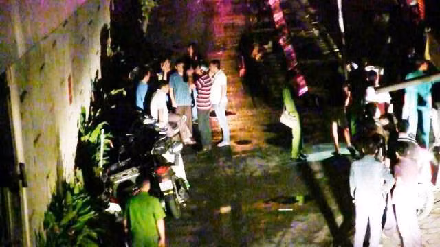 Công an phong tỏa khám nghiệm hiện trường. Ảnh : C.T