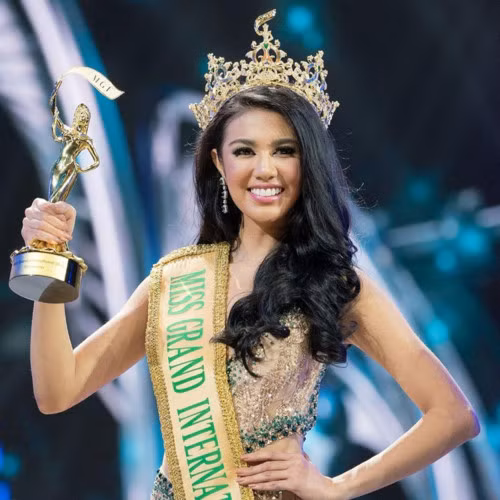 Hoa hậu Hoà bình quốc tế 2016 - Ariska Putri Pertiwi, 22 tuổi và cũng là người đoạt giải phụ Trang phục dân tộc đẹp nhất. Cô là người đẹp châu Á đầu tiên chiến thắng ở cuộc thi này. Ariska đang theo học y khoa tại Đại học Islamic of North Sumatera, Indonesia và sở hữu chiều cao khá khiêm tốn - 1,73 m. Hoa hậu Hoà bình quốc tế 2016 - Ariska Putri Pertiwi, 22 tuổi và cũng là người đoạt giải phụ Trang phục dân tộc đẹp nhất. Cô là người đẹp châu Á đầu tiên chiến thắng ở cuộc thi này. Ariska đang theo học y khoa tại Đại học Islamic of North Sumatera, Indonesia và sở hữu chiều cao khá khiêm tốn - 1,73 m.