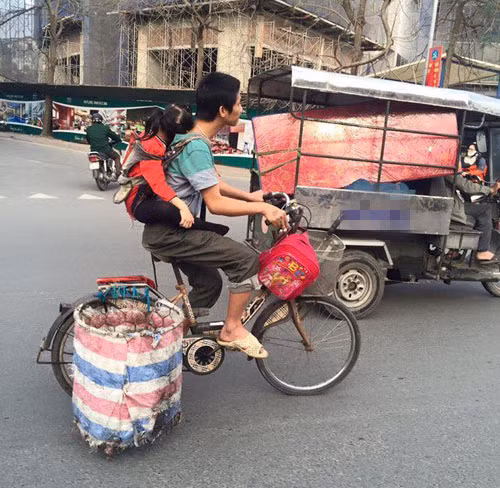 Hình ảnh người cha địu con sau lưng, rướn người đạp chiếc xe cũ kỹ đi nhặt rác từng được chia sẻ vào giữa năm 2016. Hình ảnh chạm đến tim người với những lời bình luận như: 