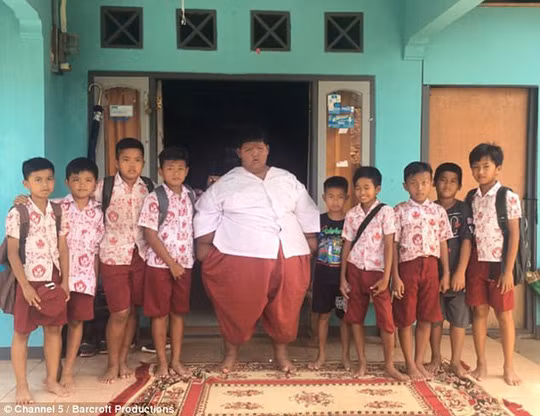 Arya Permana có trọng lượng tương tương với trọng lượng của 6 bé trai bằng tuổi em cộng lại. Ảnh: Channel 5 Arya Permana có trọng lượng tương tương với trọng lượng của 6 bé trai bằng tuổi em cộng lại. Ảnh: Channel 5