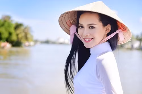  Cô gái Đà Nẵng có mái tóc đen dài và nét đẹp sắc sảo.