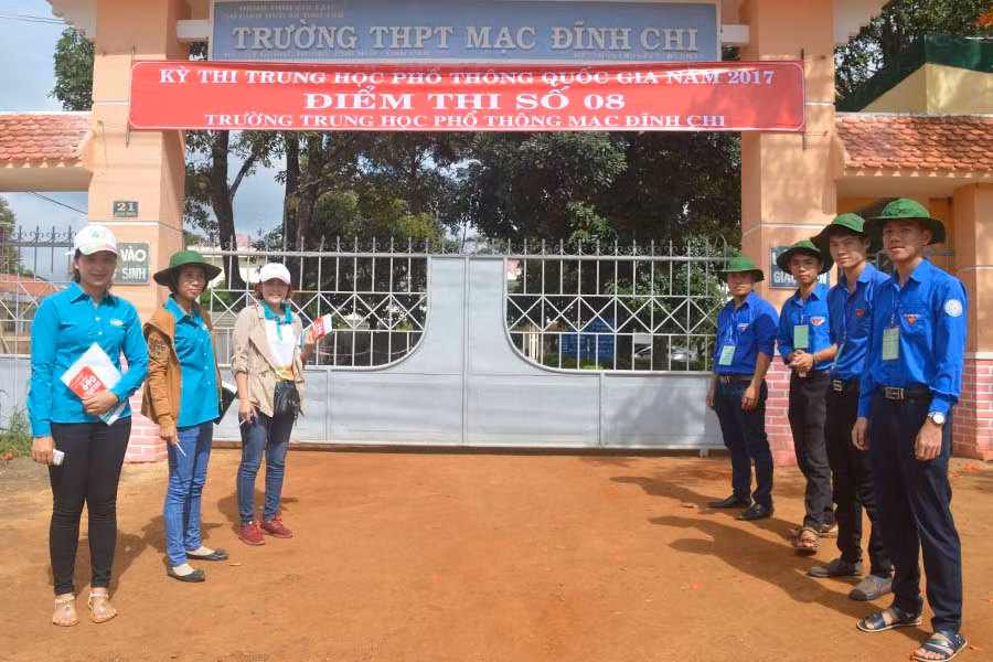 Tình nguyện viên Tiếp sức mùa thi Điểm thi số 08, huyện Chư Pah. Ảnh: Đinh Yến