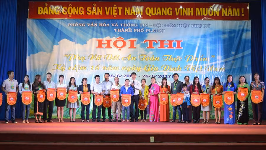 Ban tổ chức trao cờ luân lưu cho các đội. Ảnh: Anh Huy