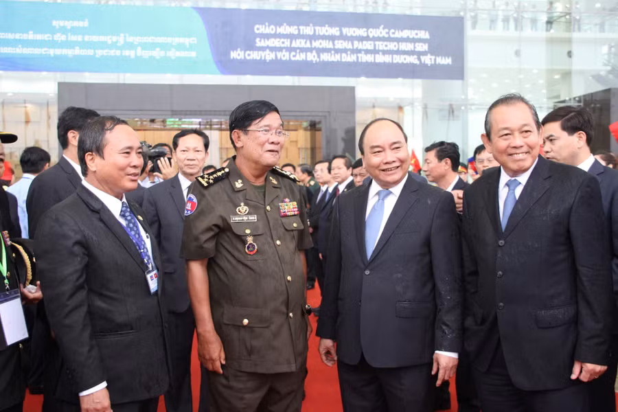 Thủ tướng Nguyễn Xuân Phúc cùng các thành viên trong đoàn tiếp đón Thủ tướng Hun Sen