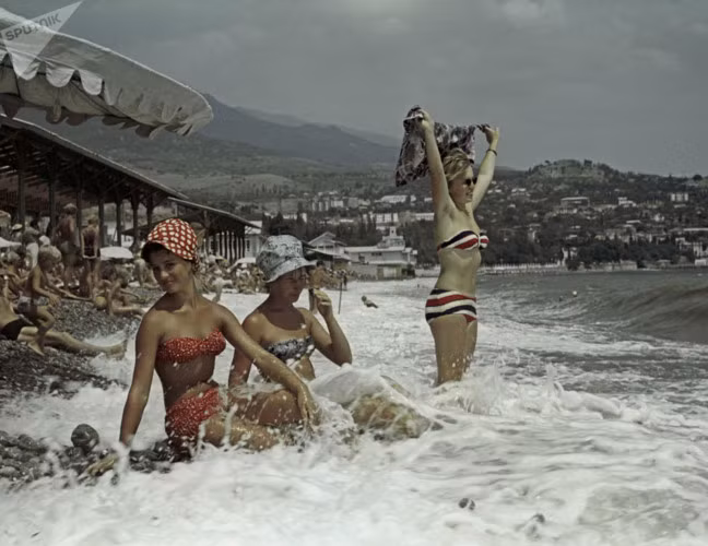 Thiếu nữ Xô viết khoe vẻ đẹp hình thể trong bộ đồ bikini trên bờ biển Crimea.