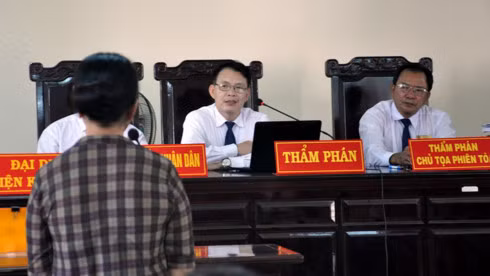 Một bị hại trình bày tại tòa việc sập bẫy lừa đảo khi bị hù dọa qua điện thoại