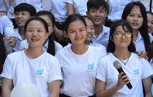 Võ Tường An (giữa) nữ sinh giành 12 học bổng Mỹ mang dự án 