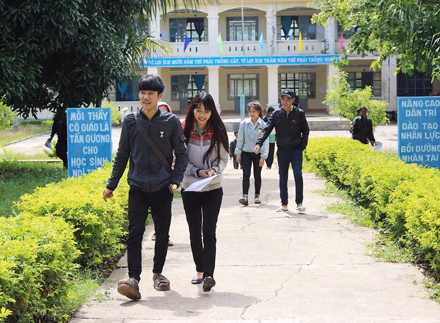 Nhiều thí sinh rời khỏi phòng thi trong tâm trạng phấn khởi. Ảnh: Hồng Thi