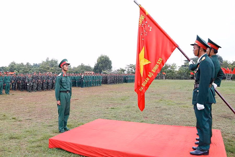  Chiến sĩ mới tuyên thệ dưới quân kỳ quyết thắng. Ảnh: Vũ Duy Hiển