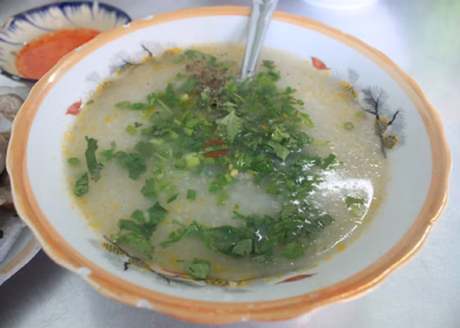 Bát cháo nóng hổi giúp người ăn ấm lòng hơn khi thưởng thức món ăn này.