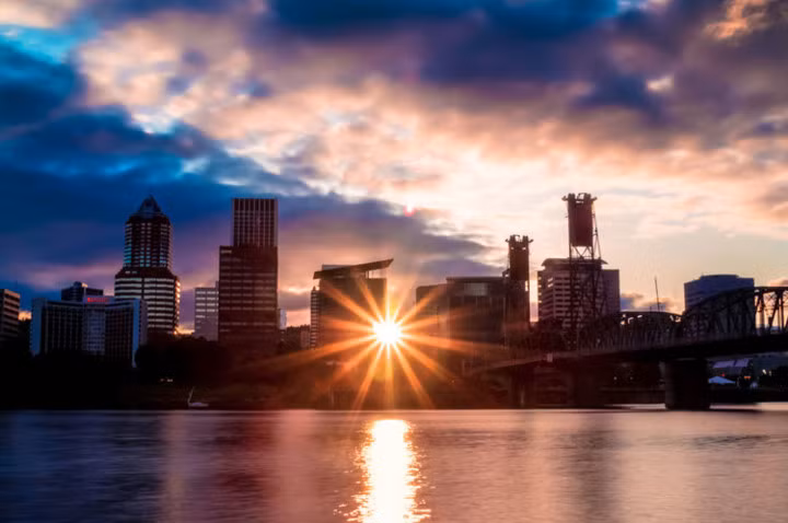 Portland, Oregon. Theo Lonely Planet, ở Portland, bạn sẽ có tầm nhìn tốt nhất từ Bờ Tây để xem nhật thực vào tháng Tám. Portland, Oregon. Theo Lonely Planet, ở Portland, bạn sẽ có tầm nhìn tốt nhất từ Bờ Tây để xem nhật thực vào tháng Tám.