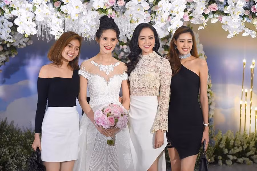 Đám cưới của cô quy tụ rất nhiều mỹ nhân từng dự thi Hoa hậu Hoàn vũ Việt Nam 2015